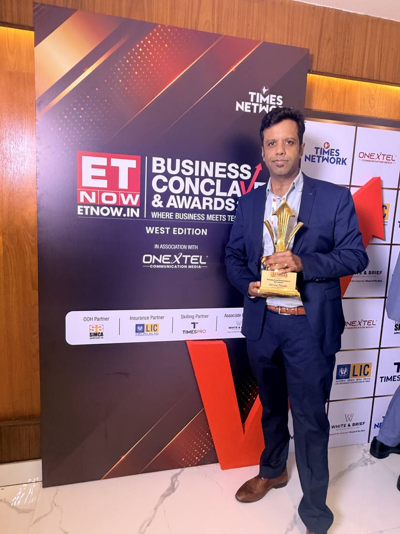Sanil Nadkarni with the ETNOW award trophy